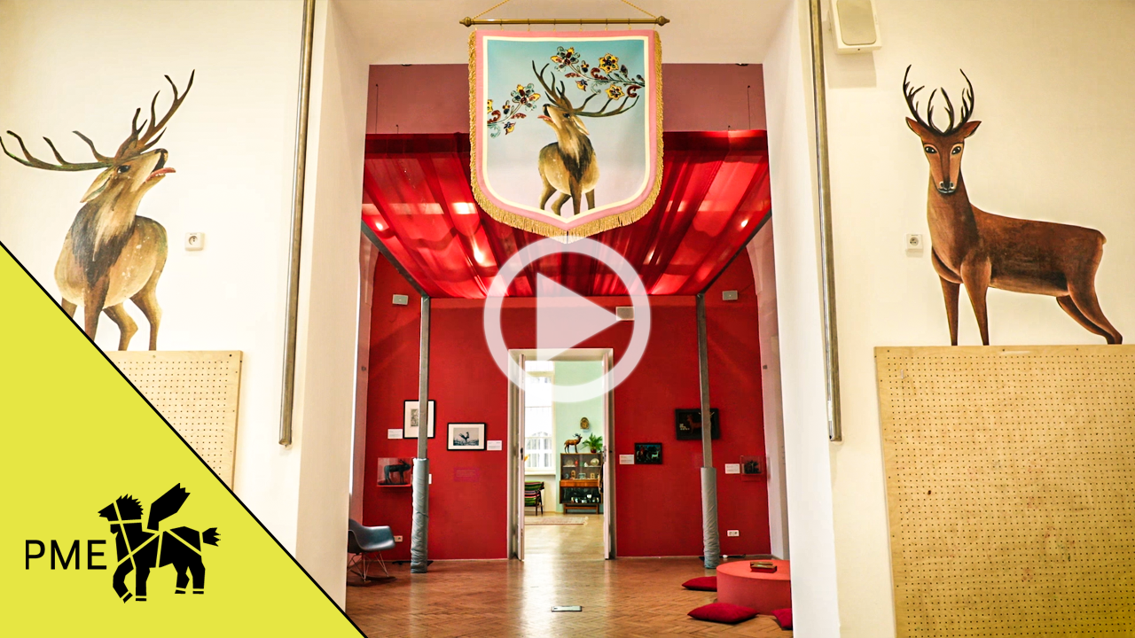 Zdjęcie z wystawy Wcielenia Jelenia, które jest linkiem i prowadzi do filmu zapraszającego do muzeum.