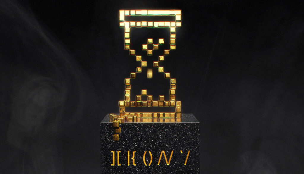 Złota, pikselowa rzeźba klepsydry znajduje się na czarnej, nakrapianej podstawie z wygrawerowanym złotymi literami słowem IKONY. Wydaje się, że z klepsydry spadło kilka złotych bloków. Tło jest ciemne i zadymione.