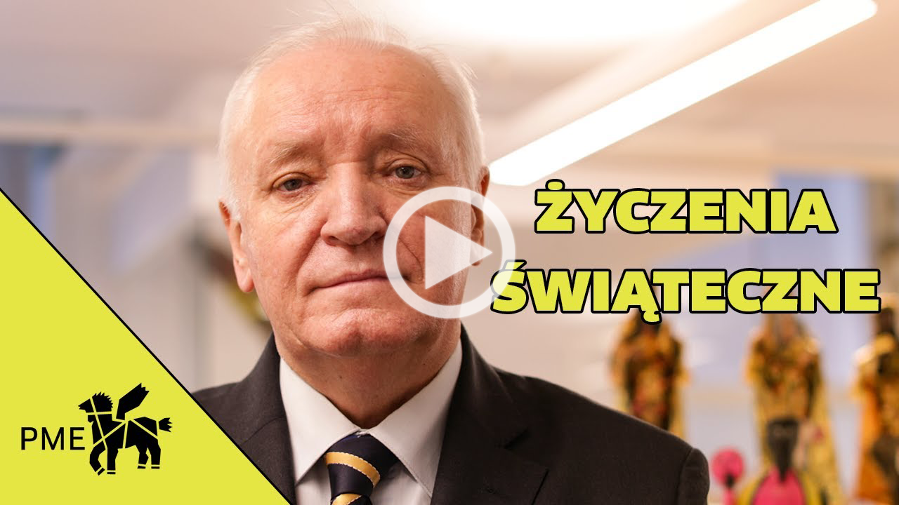 Zdjęcie P.O. Dyrektora Tadeusza Zająca na tle wystawy. Zdjęcie jest linkiem do filmu z życzeniami świątecznymi na muzealnym kanale YouTube.