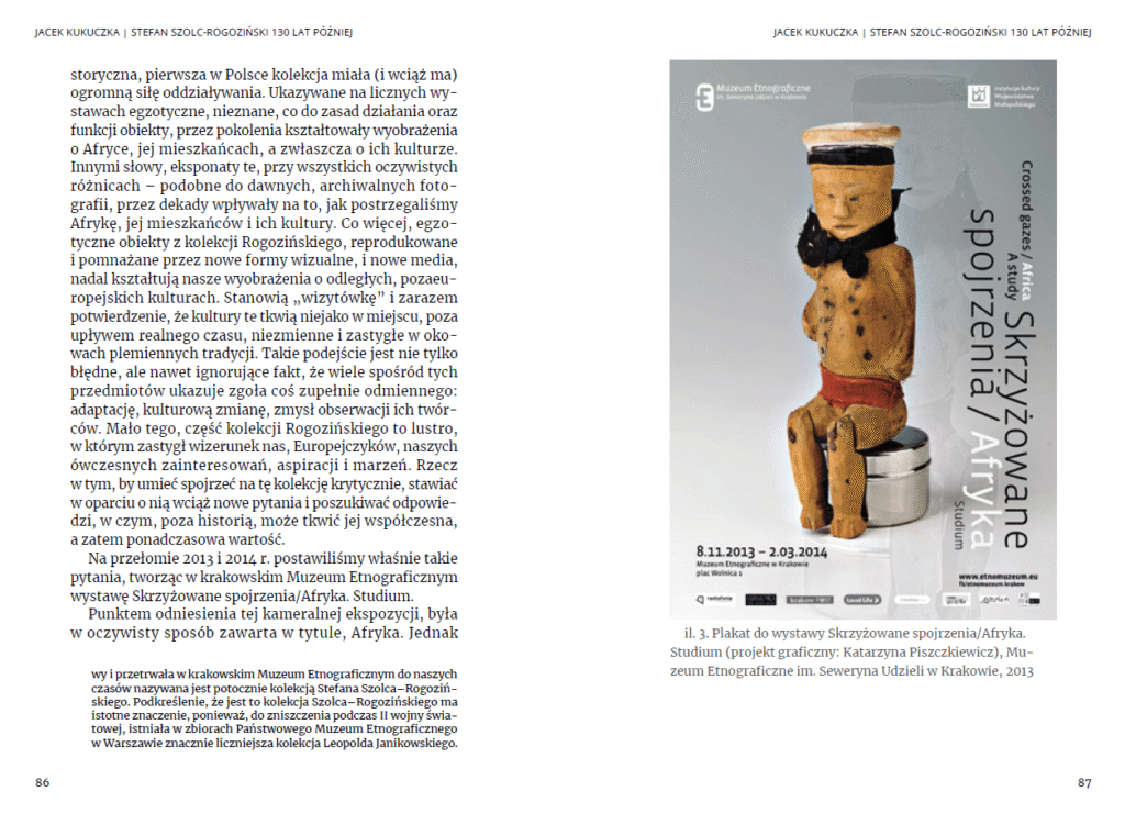 Dwie strony książki: lewa strona z gęstym polskim tekstem, prawa strona ze zdjęciem drewnianej figurki w stylu afrykańskim na plakacie wystawy "Skrzyżowane spojrzenia/Afryka", ze szczegółami wydarzenia i logo na dole.