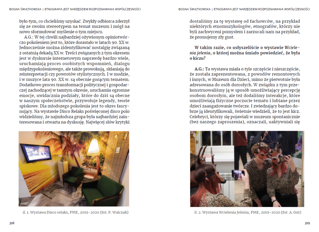 Dwustronicowa rozkładówka w języku polskim zawiera dwie kolumny tekstu z dwoma kolorowymi zdjęciami. Jedno zdjęcie przedstawia ludzi w pokoju z zieloną kanapą i kolorowymi dziełami sztuki. Drugie przedstawia zwiedzających w papierowych porożach jeleni, obserwujących wystawę. Podpisy i numery stron znajdują się na dole.