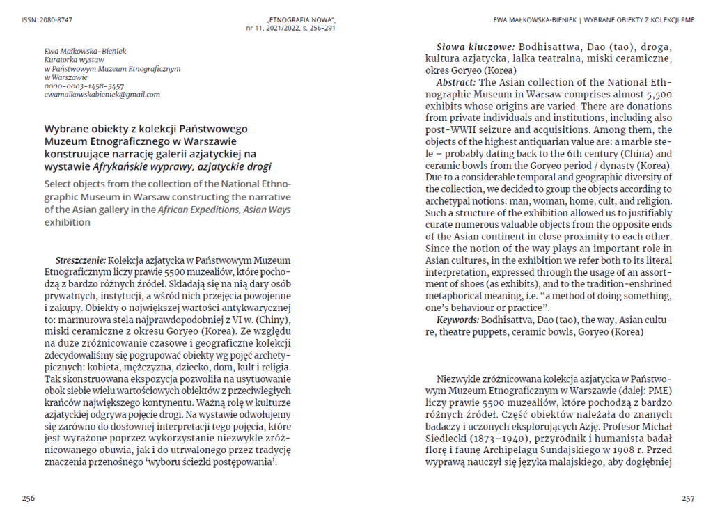 Dwustronicowy artykuł naukowy w języku polskim i angielskim, omawiający kolekcję azjatycką Państwowego Muzeum Etnograficznego w Warszawie. Lewa strona zawiera streszczenie w języku polskim; prawa strona zawiera tytuł, streszczenie w języku angielskim i słowa kluczowe. Tekst jest gęsty i formalny.