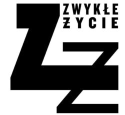 Czarne geometryczne kształty przypominające trzy ułożone litery Z na białym tle. W prawym górnym rogu znajduje się pogrubiony, czarny, duży polski tekst ZWYKŁE ŻYCIE, co w języku angielskim oznacza zwykłe życie.