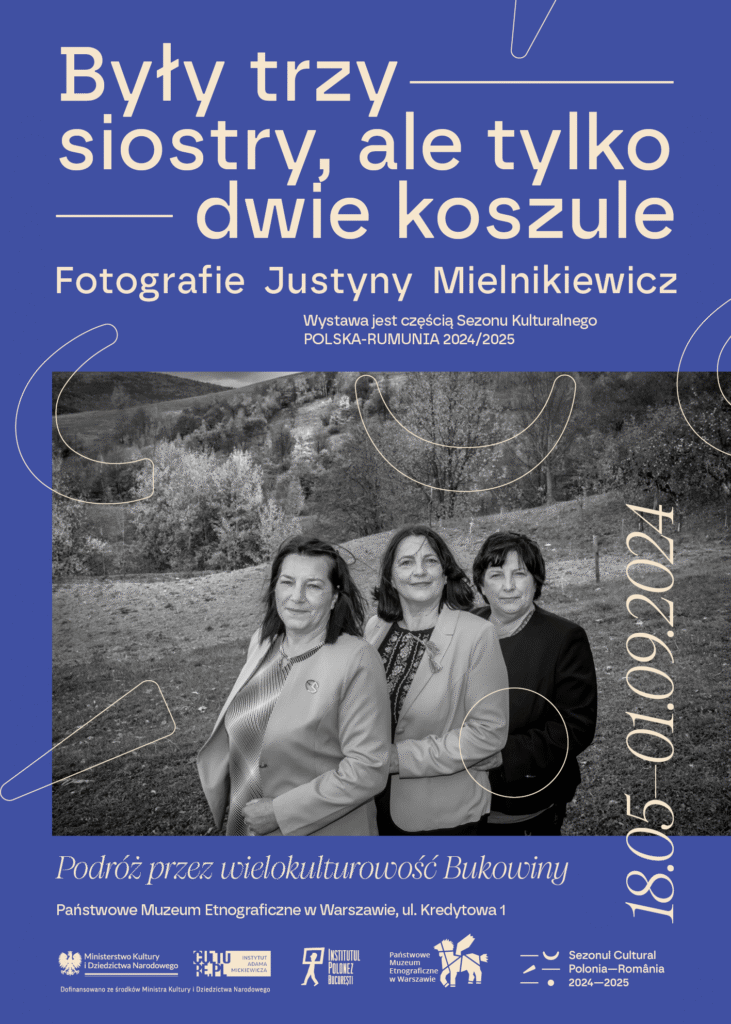 Plakat w niebieskiej tonacji przedstawia trzy kobiety w garniturach stojące na zewnątrz, za nimi drzewa i wzgórza. Biały polski tekst zapowiada wystawę fotografii Justyny Mielnikiewicz o wielokulturowości Bukowiny w Państwowym Muzeum Etnograficznym w Warszawie.