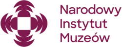Logo Narodowego Instytutu Muzeów. Po lewej stronie znajduje się okrągły bordowy symbol geometryczny z czterema zakrzywionymi segmentami skierowanymi na zewnątrz. Po prawej stronie znajduje się nazwa "Narodowy Instytut Muzeów" w kolorze bordowym na jasnym tle.