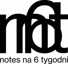Czarne, pogrubione, zachodzące na siebie małe litery m, a i t znajdują się pośrodku na białym tle. Poniżej, mniejszym czarnym tekstem, widnieje napis notatnik na 6 tygodni w języku polskim, co tłumaczy się jako notatnik na 6 tygodni.