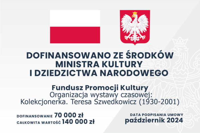 Grafika z flagą i godłem Polski nad tekstem informującym o dofinansowaniu przez Ministerstwo Kultury i Dziedzictwa Narodowego wystawy czasowej poświęconej kolekcjonerce Teresie Szwedkowicz. Podano również kwotę finansowania i datę zawarcia umowy w październiku 2024 r.