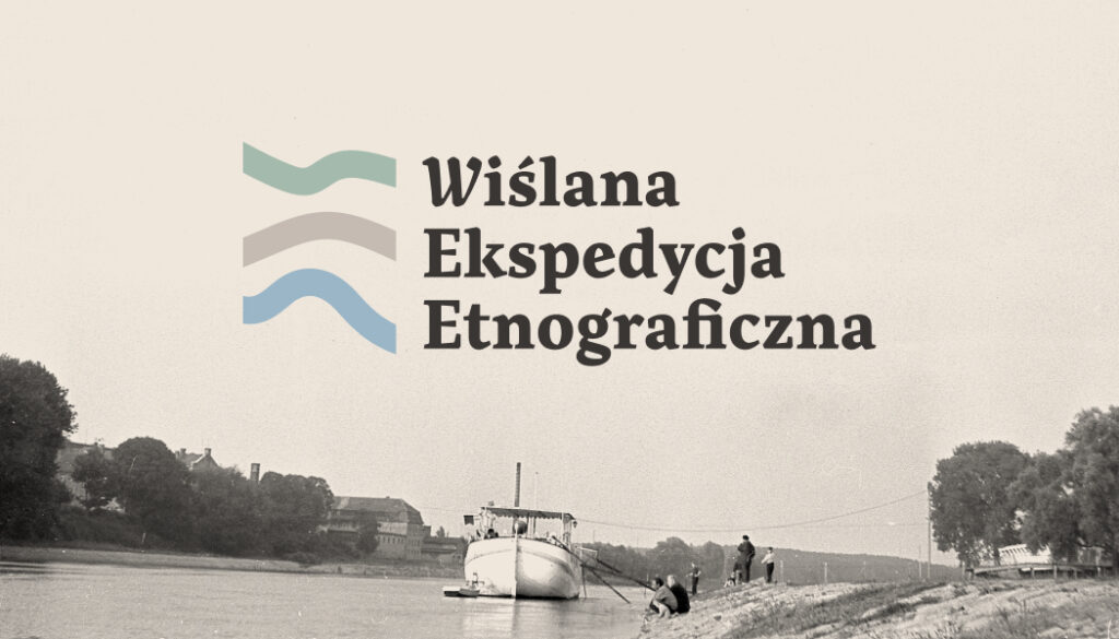 Czarno-białe zdjęcie przedstawia łódź zacumowaną na brzegu rzeki z ludźmi w pobliżu, drzewami i odległymi domami. Nałożony tekst w języku polskim brzmi Wiślana Ekspedycja Etnograficzna z trzema falistymi liniami w kolorze zielonym, szarym i niebieskim nad słowami.