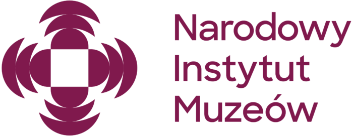Logo Narodowego Instytutu Muzeów z geometrycznym, abstrakcyjnym bordowym symbolem po lewej stronie, złożonym z półkoli i prostokątów tworzących symetryczny wzór. Po prawej stronie znajduje się nazwa instytutu zapisana w języku polskim bordowym tekstem na jasnym tle.